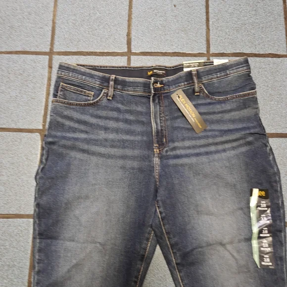 Lee Women's Regular Fit Mid Rise Capri Blue Jeans Size 18 - Picture 4 of 10